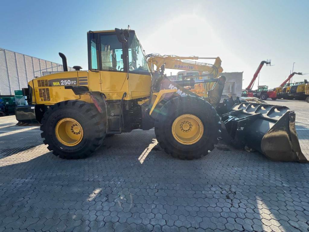 Komatsu WA250PZ-6 Photo 5