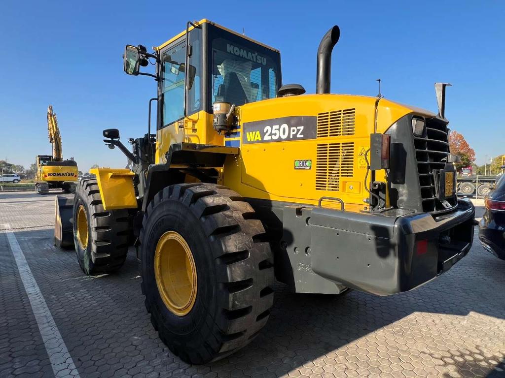 Komatsu WA250PZ-6 Photo 8