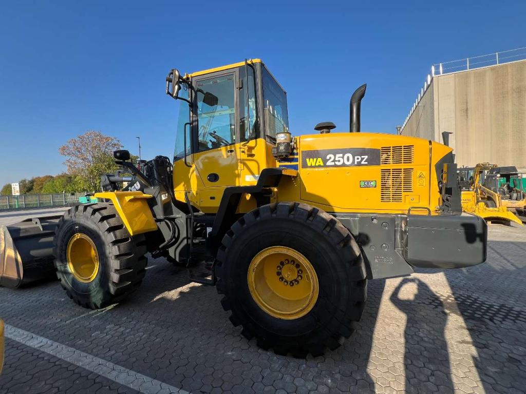 Komatsu WA250PZ-6 Photo 9