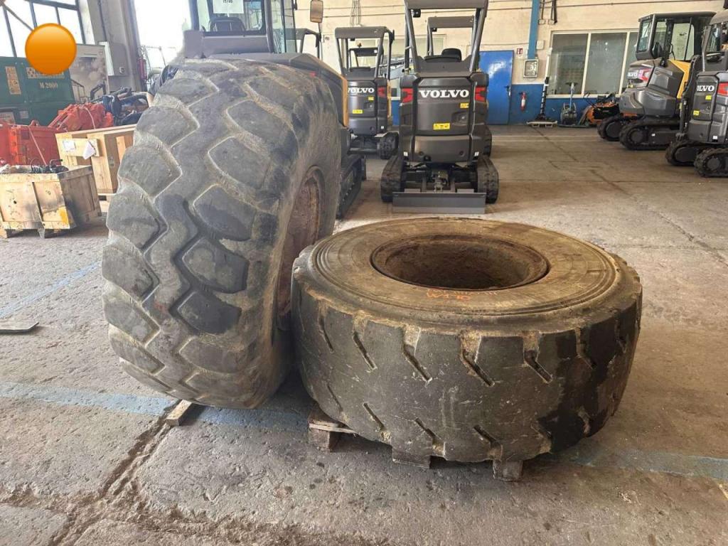 Michelin 20.5R25 Photo 2
