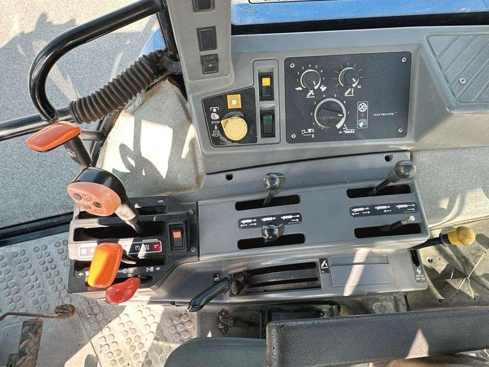 Ford 8240 4x4 Photo 12