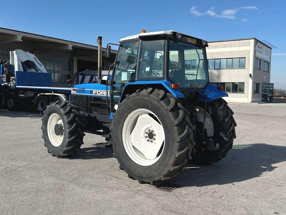 Ford 8240 4x4 Photo 3