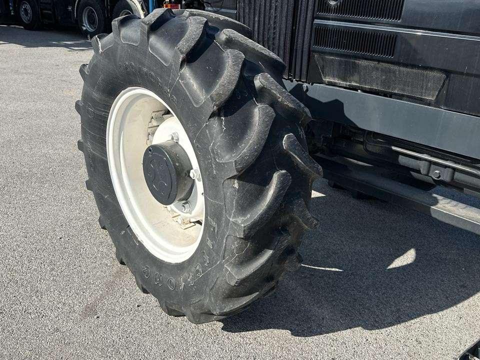 Ford 8240 4x4 Photo 4
