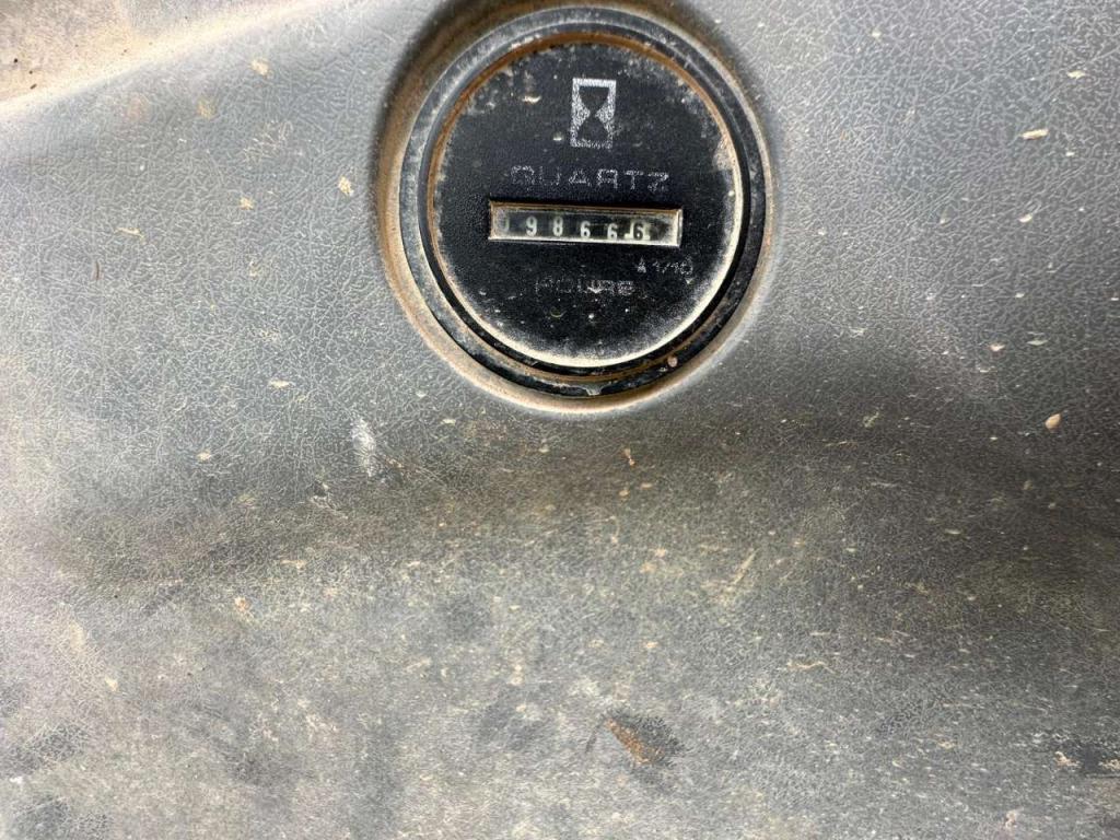 New Holland 305 Photo 9