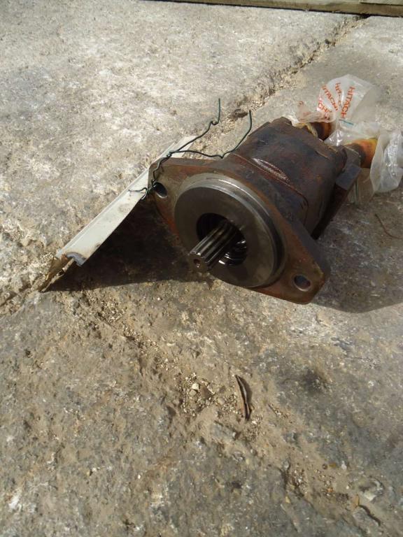 Pompe hydraulique pour Komatsu D31S Photo 1