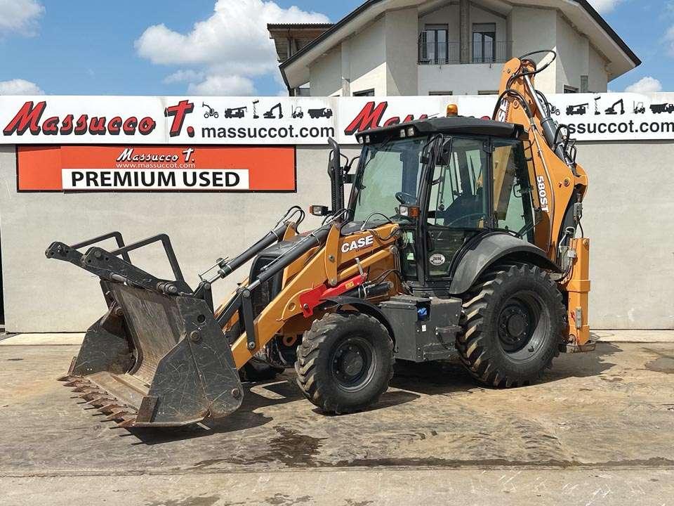 Case 580ST 4x4 Tractopelle rigide à vendre à Cuneo par MASSUCCO