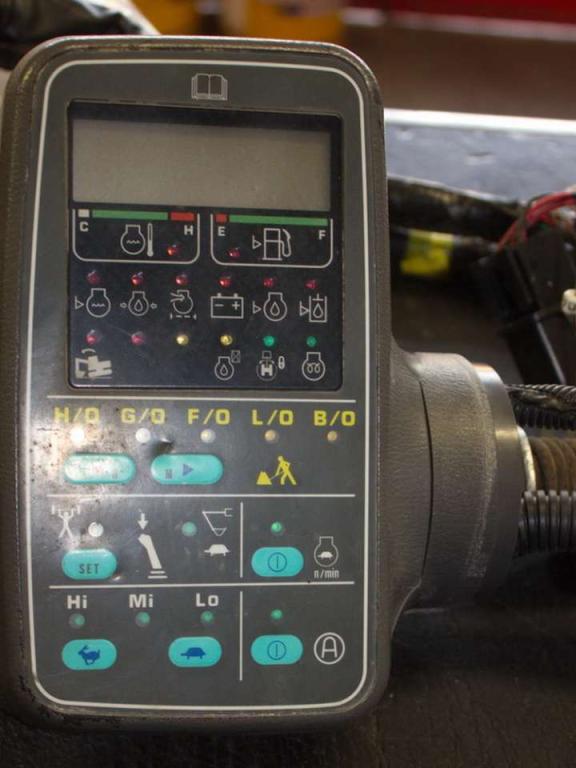 Komatsu PC240LC-6 Photo 2