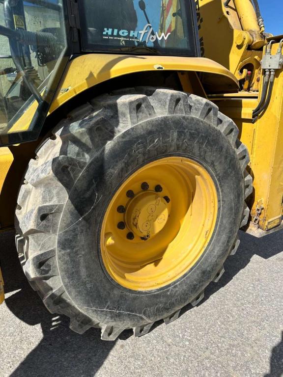 Komatsu WB97R Photo 14