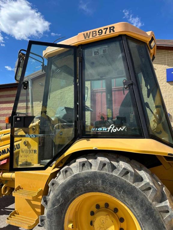 Komatsu WB97R Photo 7