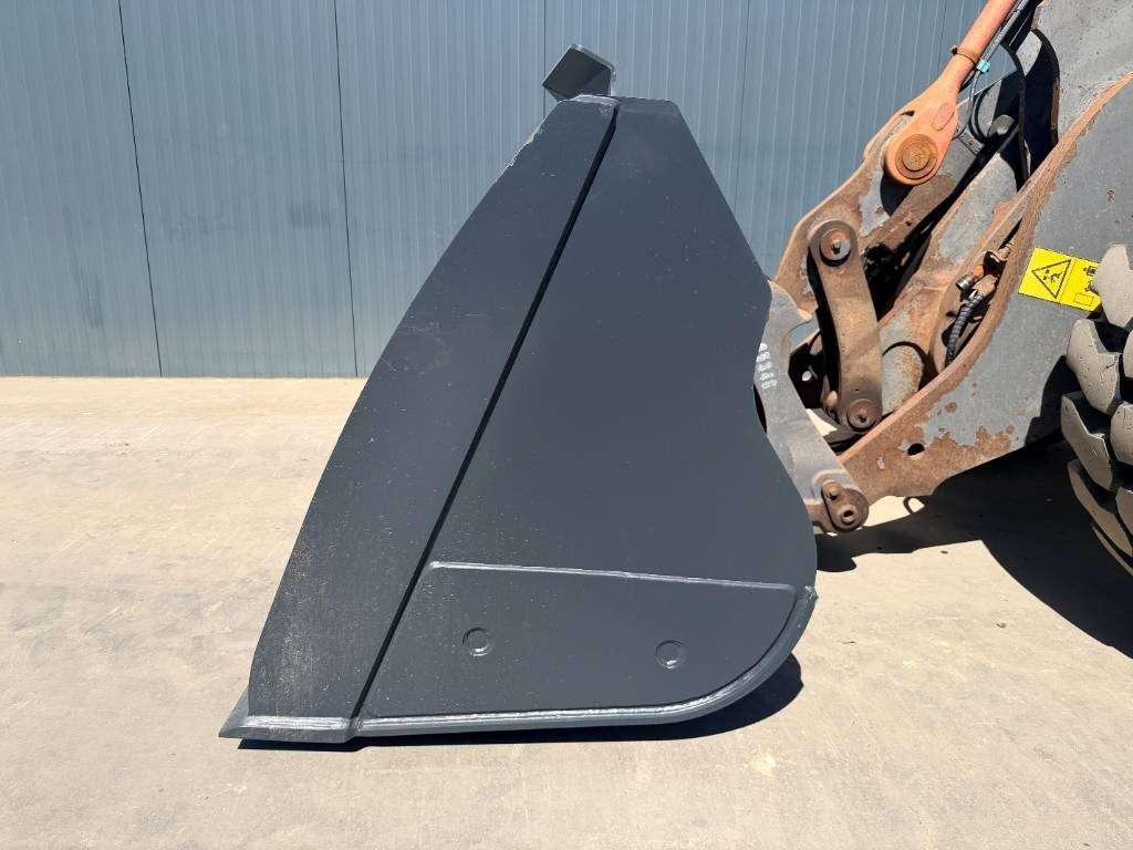 Volvo L90G Photo 24