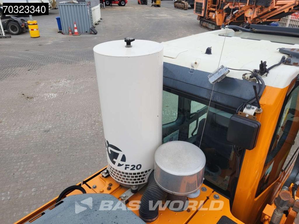 Komatsu PC240 LC-10 Photo 23