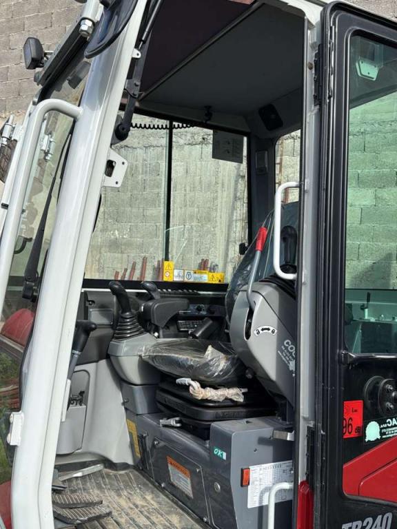 Takeuchi TB240 Photo 3