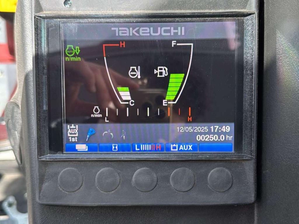 Takeuchi TB240 Photo 4