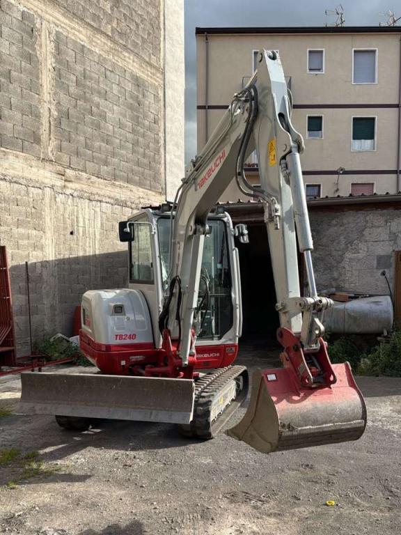 Takeuchi TB240 Photo 6