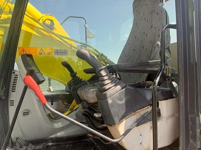 New Holland E215C Photo 14