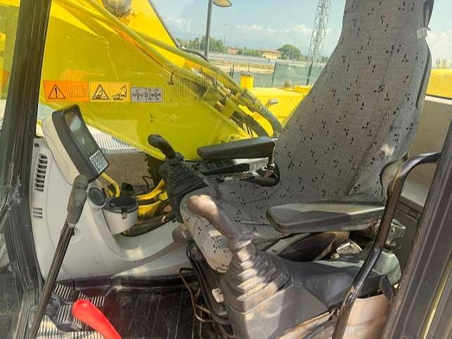 New Holland E215C Photo 15