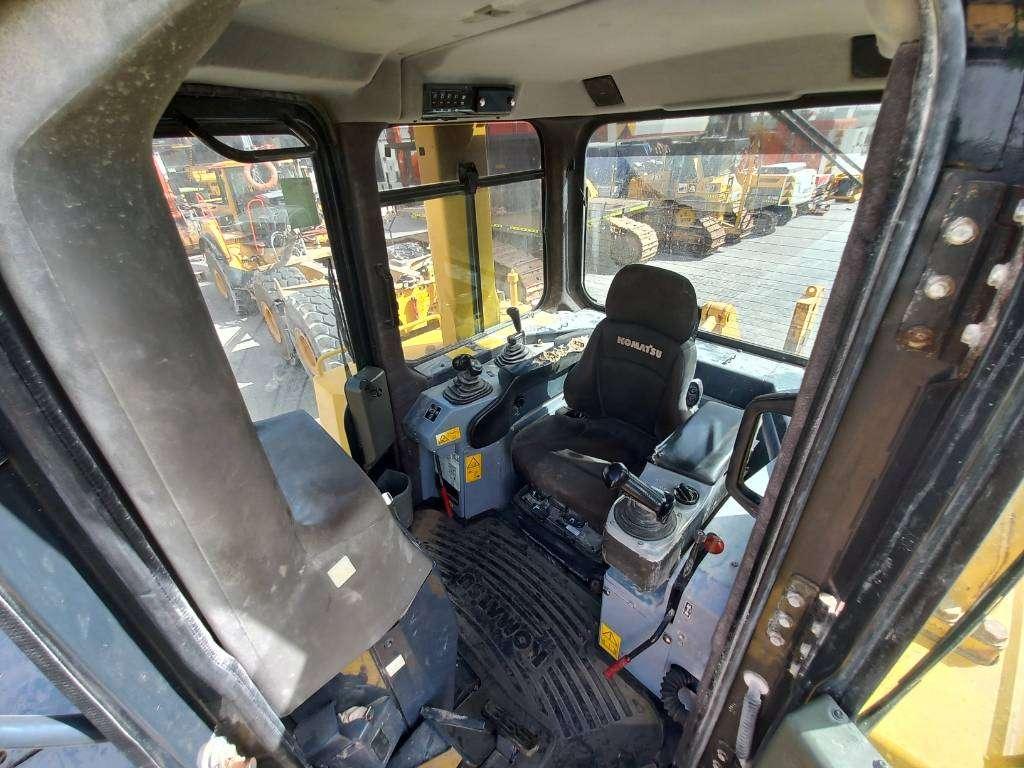 Komatsu D275A-5R (EXW - Abu Dhabi) Photo 18