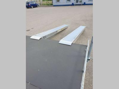 Coppia di rampe in alluminio Lunghezza 4.000 mm - Portata 2.500 kg en vente par Progetto Rampe