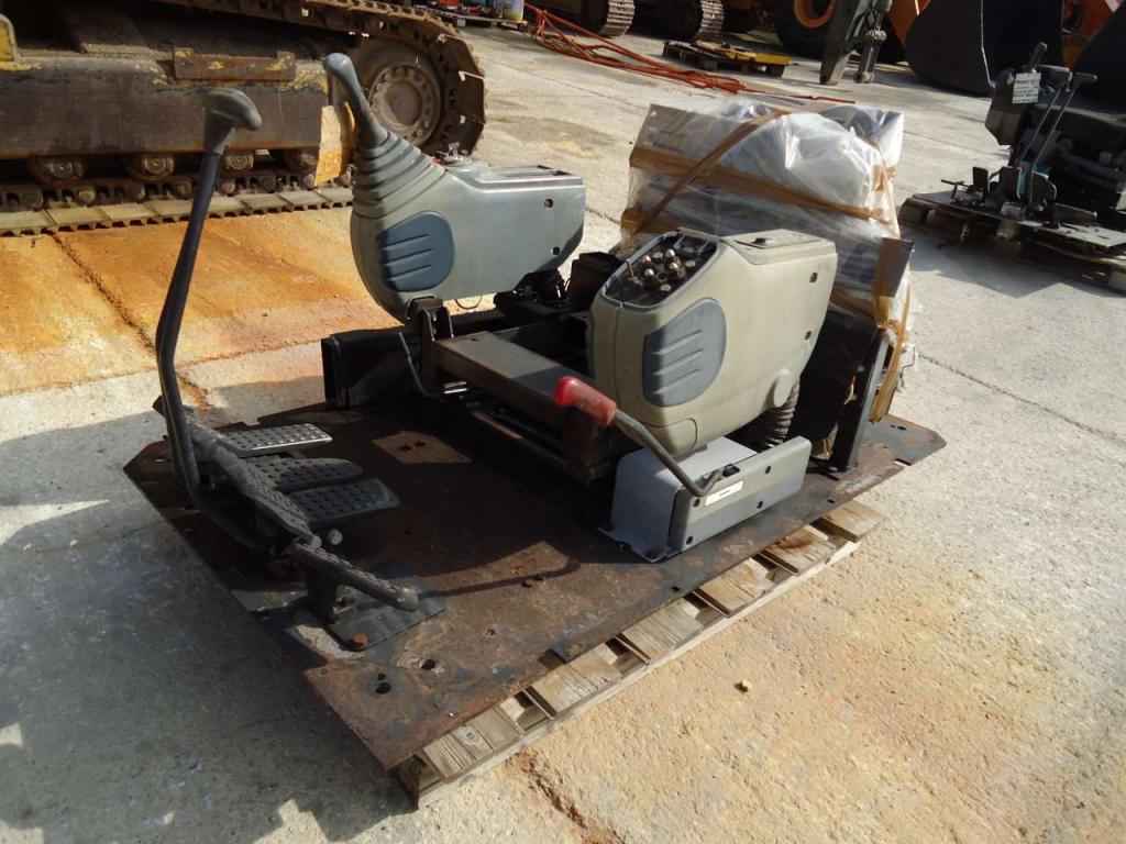 Console de commande / Plateforme de commande pour Fiat Hitachi EX215 Photo 1