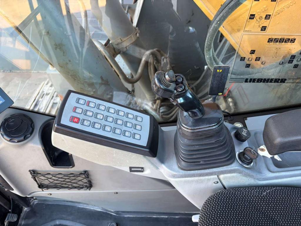 Liebherr R922LC Photo 22
