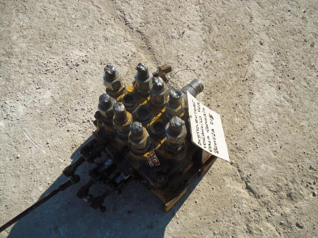 Distributeur hydraulique pour Benfra 215 Photo 2