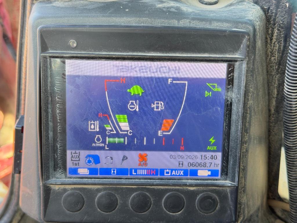 Takeuchi TL10V-2 Photo 9
