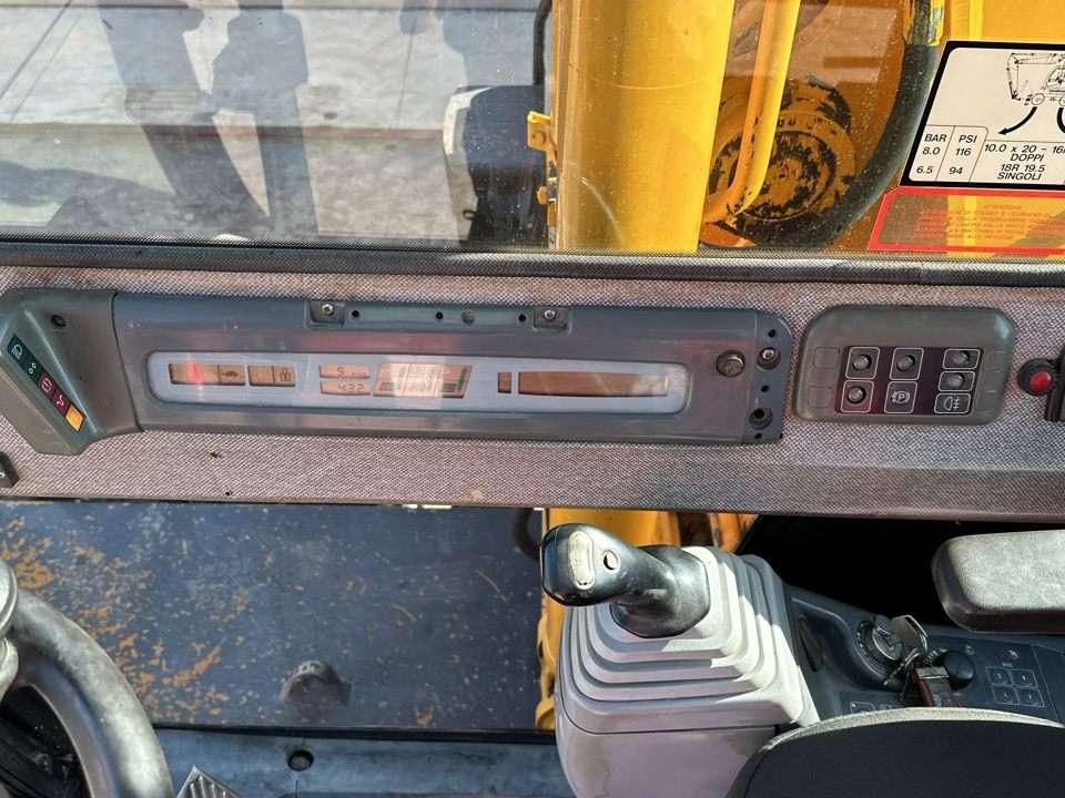 JCB JS130W 4x4 Photo 18