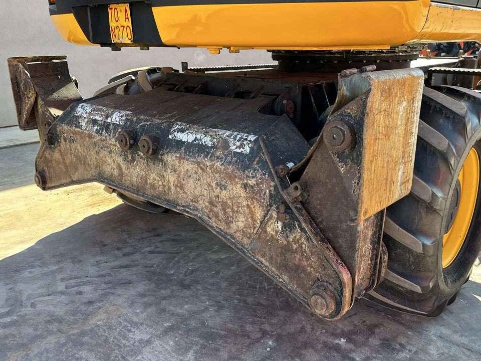 JCB JS130W 4x4 Photo 9