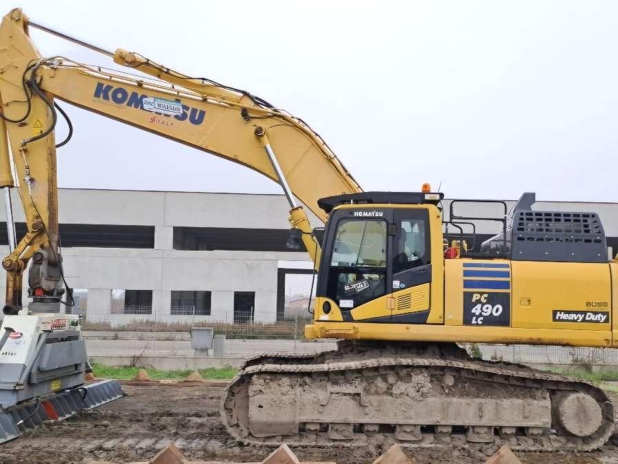 Komatsu PC490LC-11 Photo 2