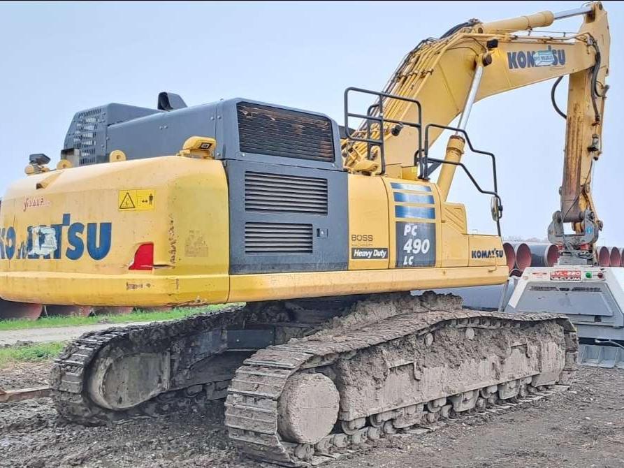 Komatsu PC490LC-11 Photo 6