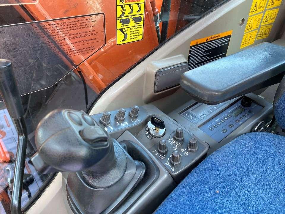 Hitachi ZX210W-3 Photo 8