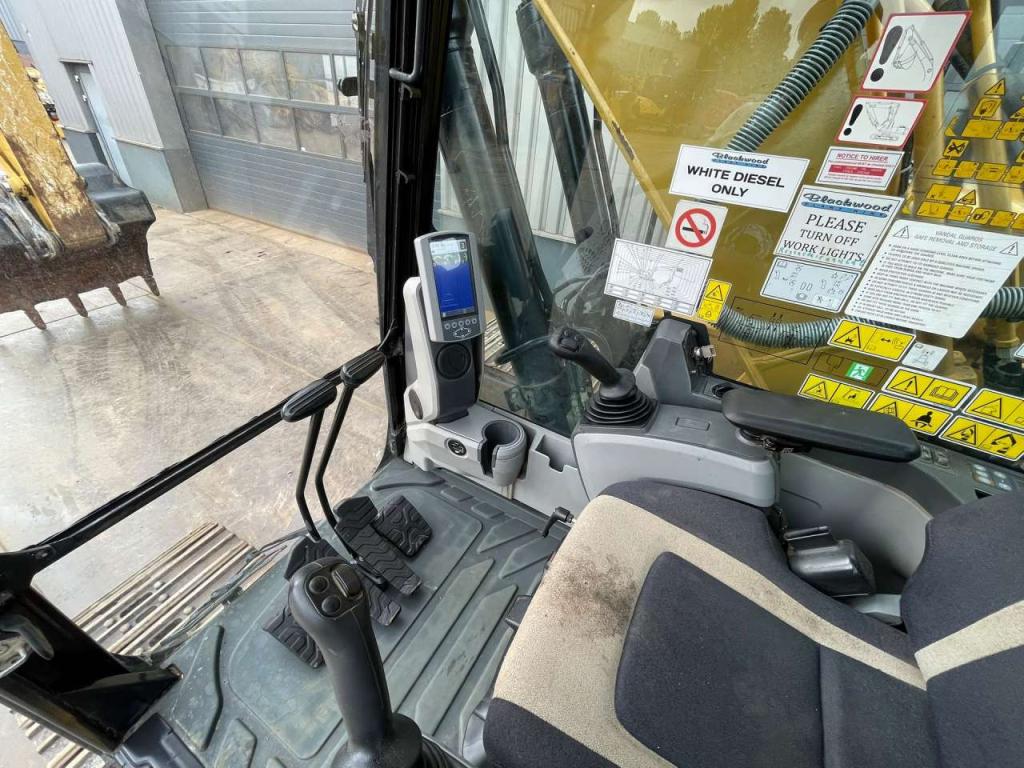 Caterpillar 320FL Photo 16