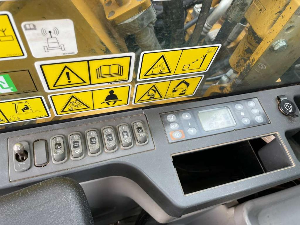 Caterpillar 320FL Photo 21