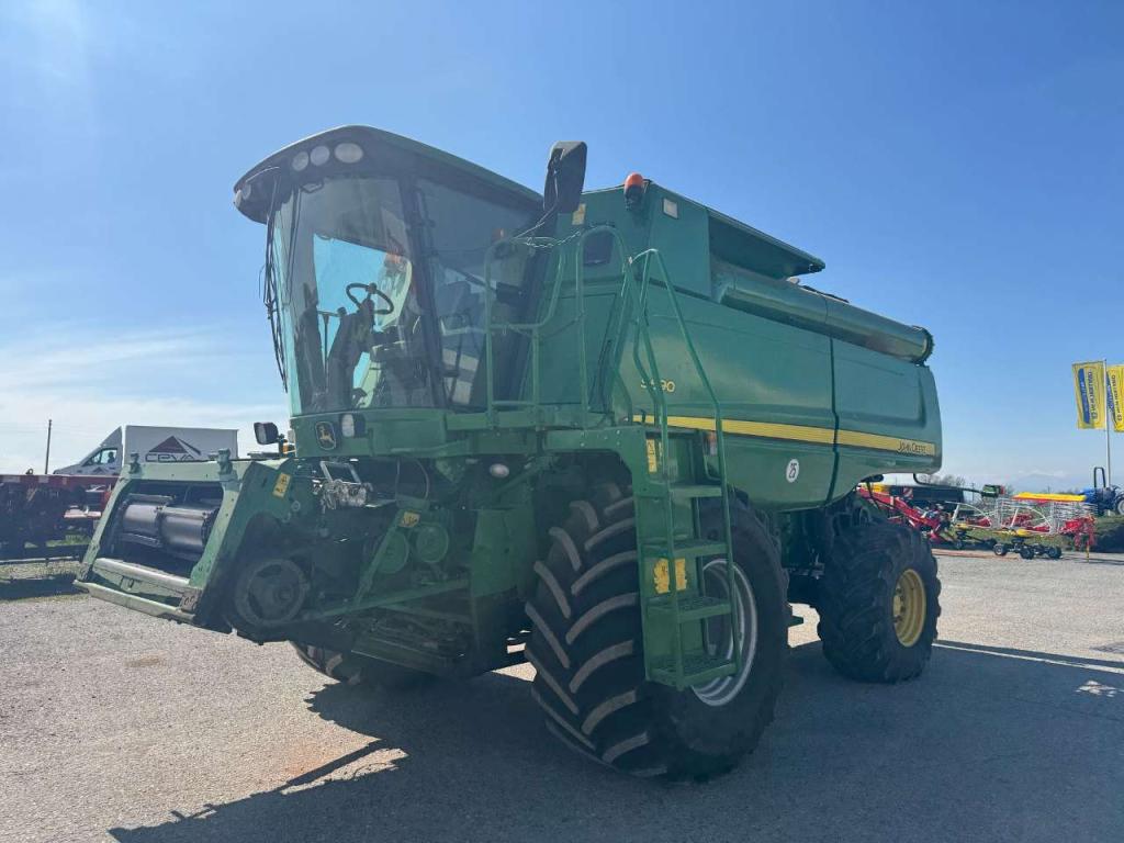 John Deere S690 Photo 1