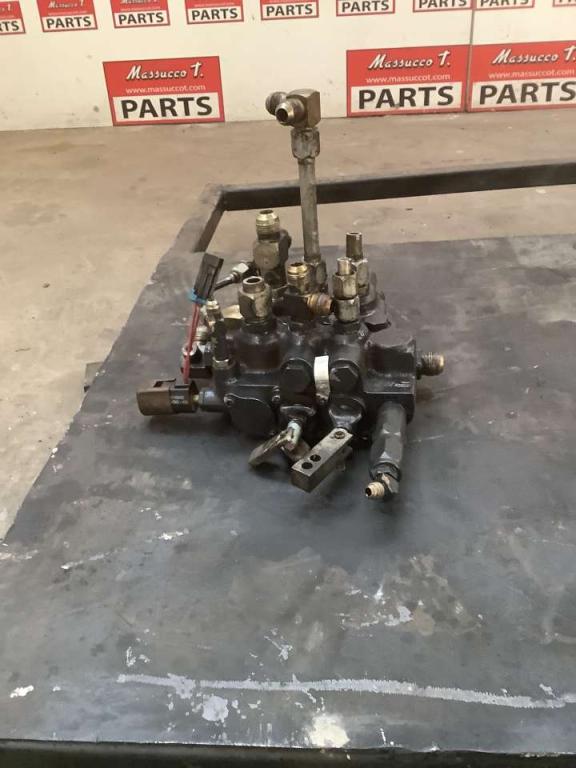 Distributore comandi pour Bobcat 753 Photo 4