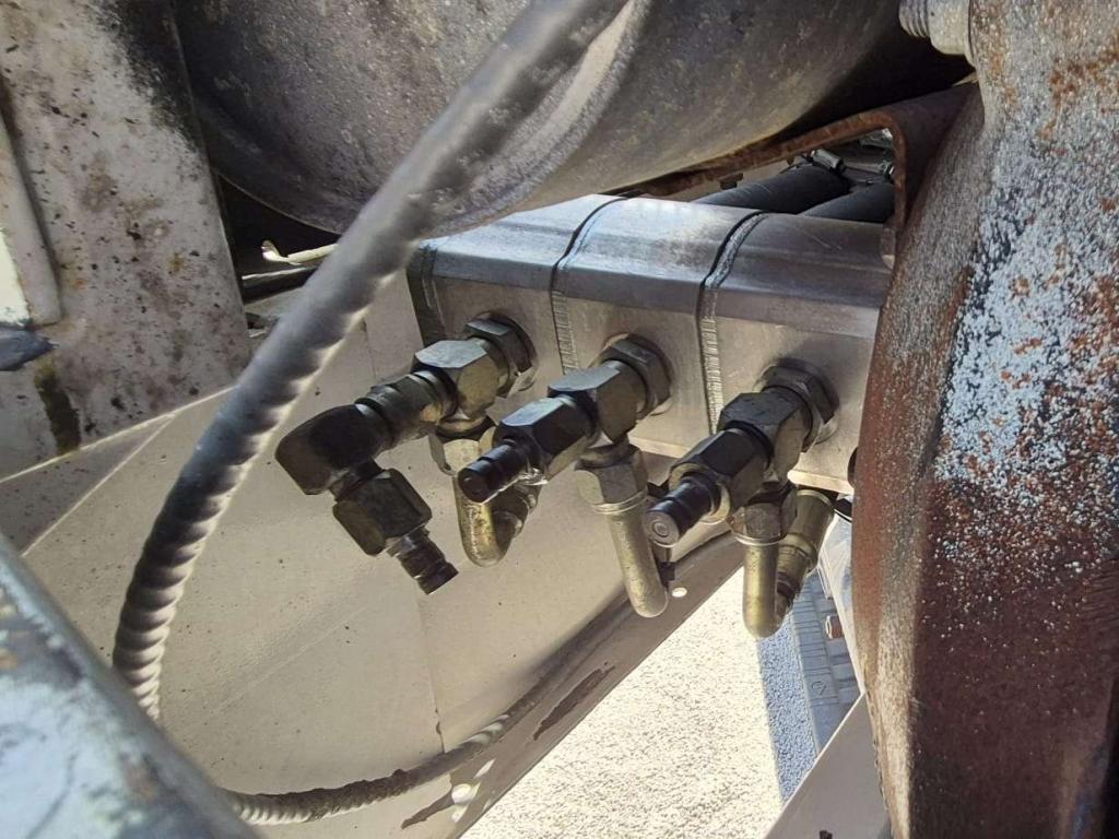 Bobcat X325 Photo 10