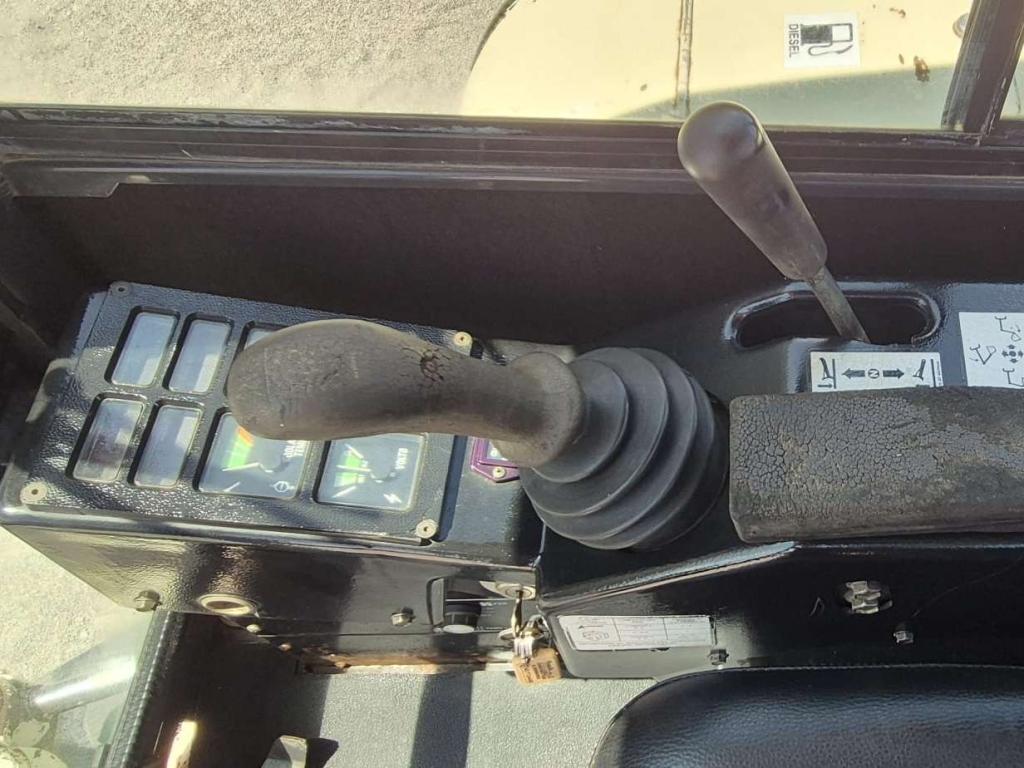 Bobcat X325 Photo 6
