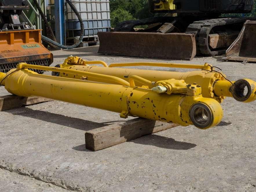 Komatsu PC240LC-6 Photo 2