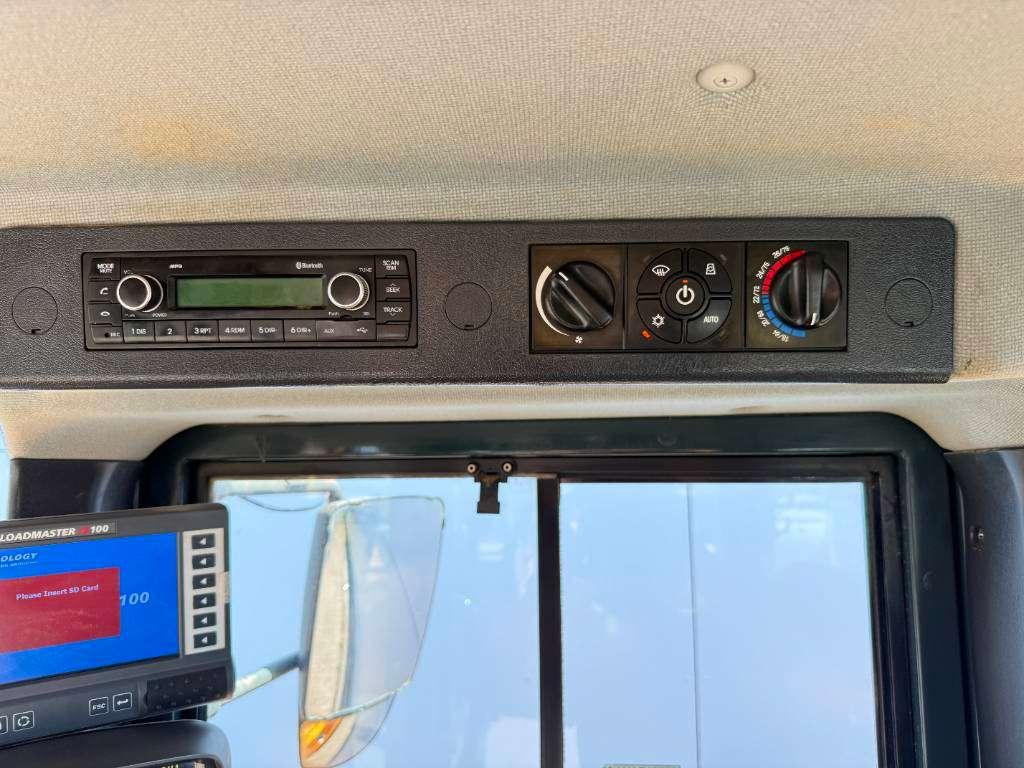 Hyundai HL940A - Weight System / Automatic Greasing Photo 15