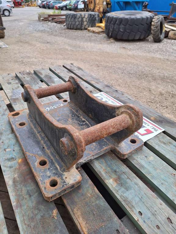 UNI40 for 5-7 ton excavators Attachment plate Photo 6
