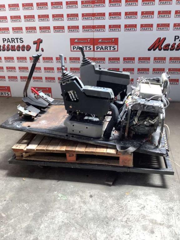 Base de cabine pour New Holland E 385 Photo 1