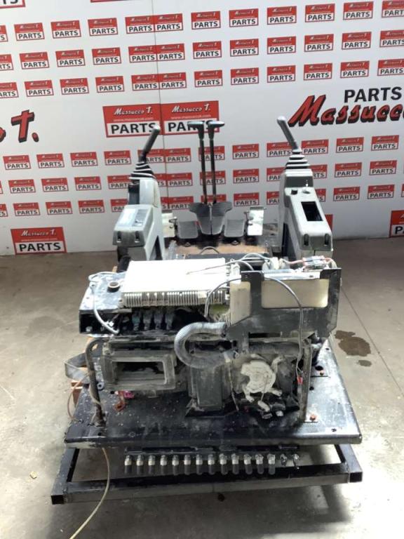Base de cabine pour New Holland E 385 Photo 4