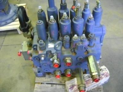 Distributeur hydraulique pour New Holland E 385 en vente par PRV Ricambi Srl