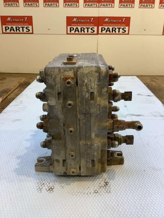 Répartiteur hydraulique principal pour Hitachi ZX280LCN-3 Photo 3