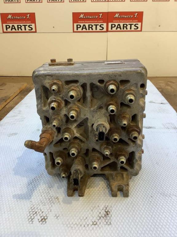 Répartiteur hydraulique principal pour Hitachi ZX280LCN-3 Photo 4