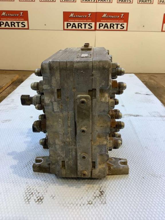 Répartiteur hydraulique principal pour Hitachi ZX280LCN-3 Photo 5