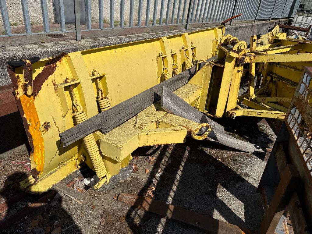 Hitachi ZW220 Photo 2