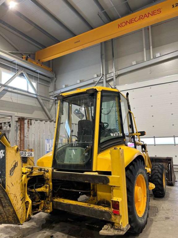 Komatsu WB93R.2 Photo 4