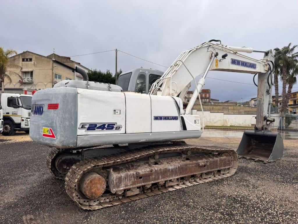 New Holland E245B Photo 3