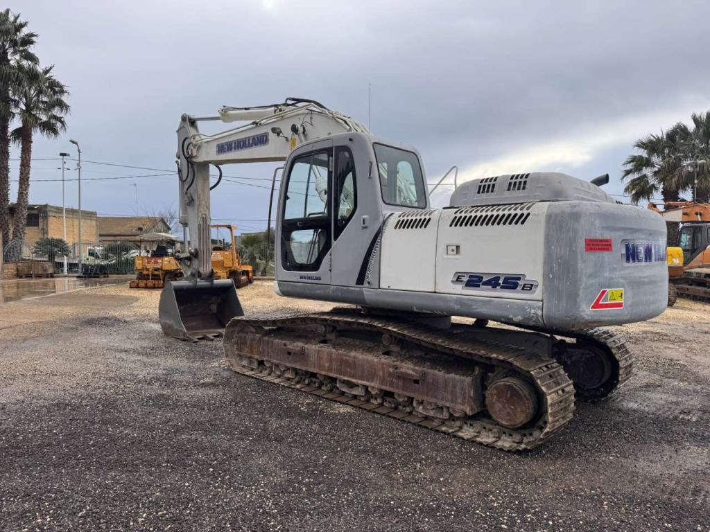 New Holland E245B Photo 5